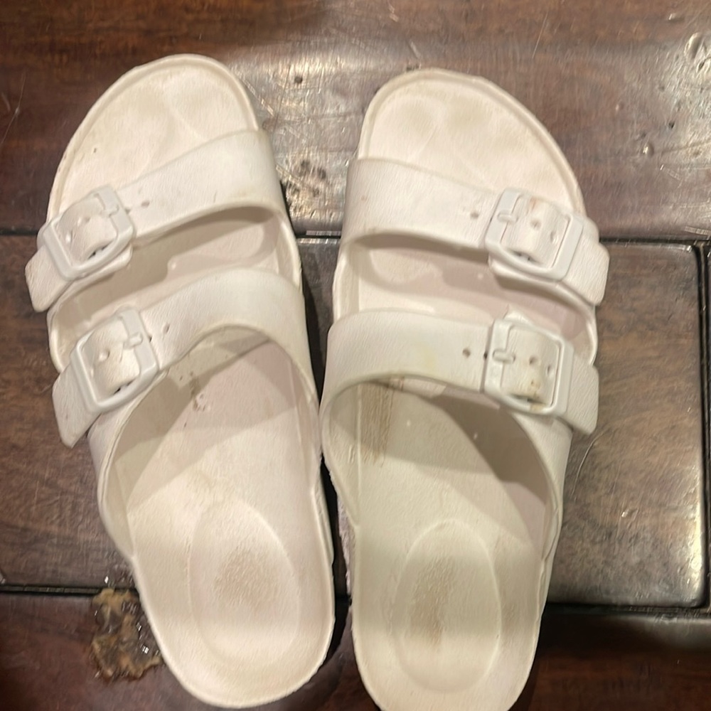 White wanna be crocs size 5-6